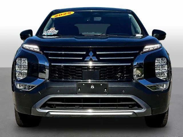 Used 2025 Black Mitsubishi SE image 2