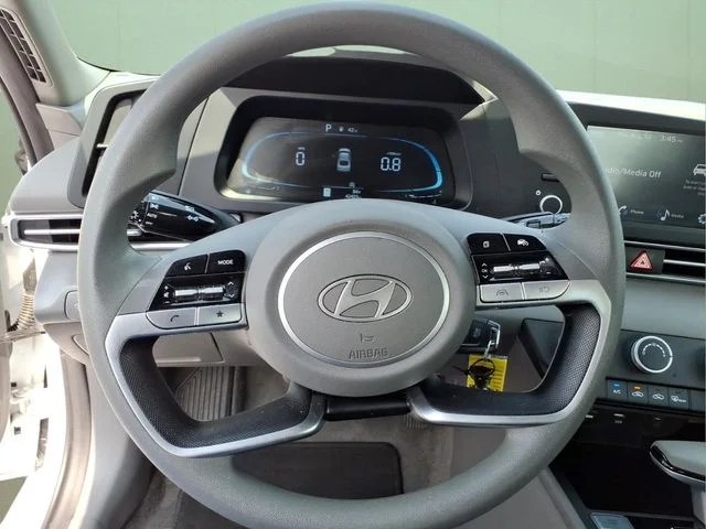 Used 2025 White Hyundai SE image 21
