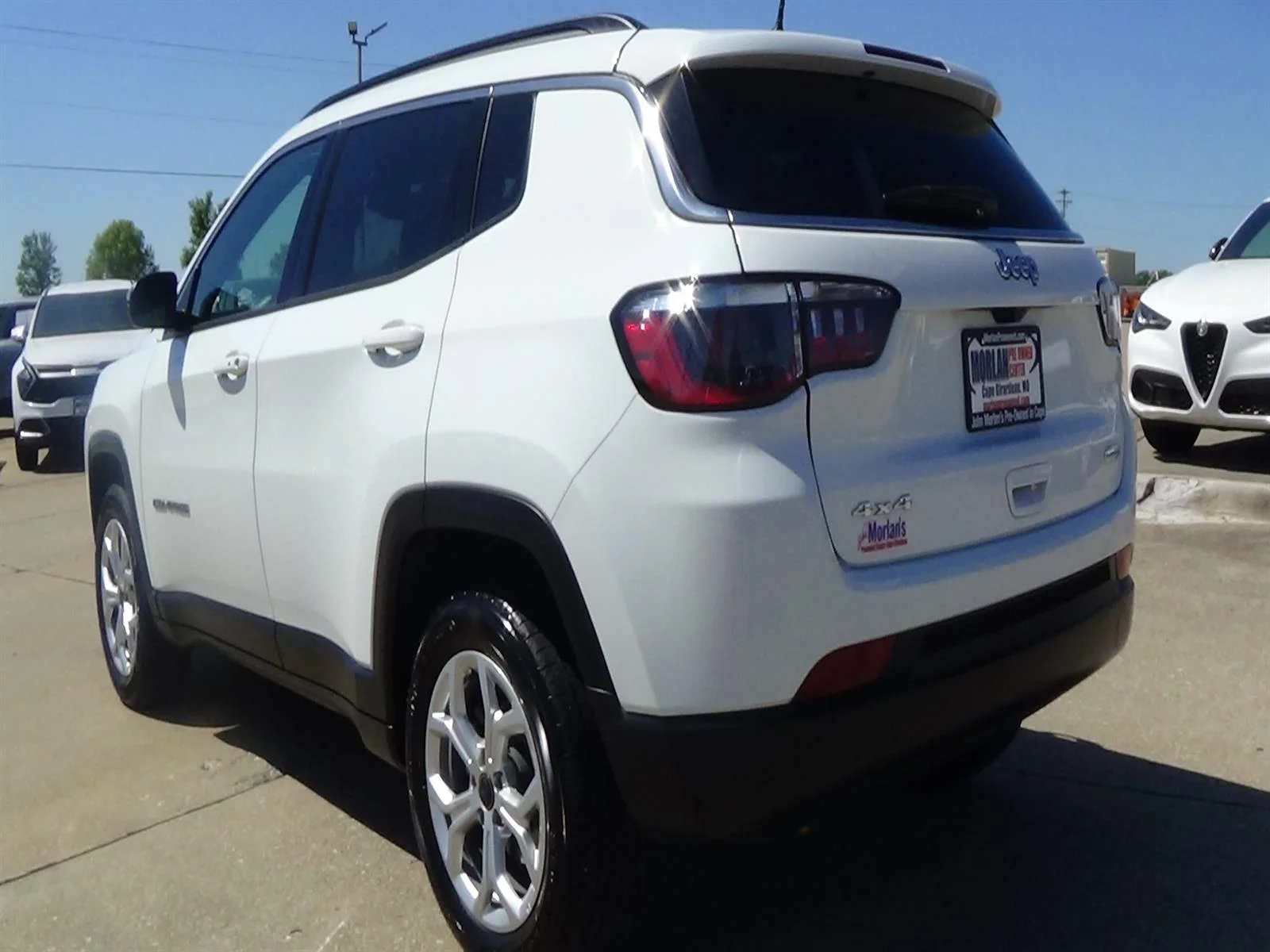 Certified Used 2025 Bright White Clear Coat (pw7) Jeep Latitude image 8