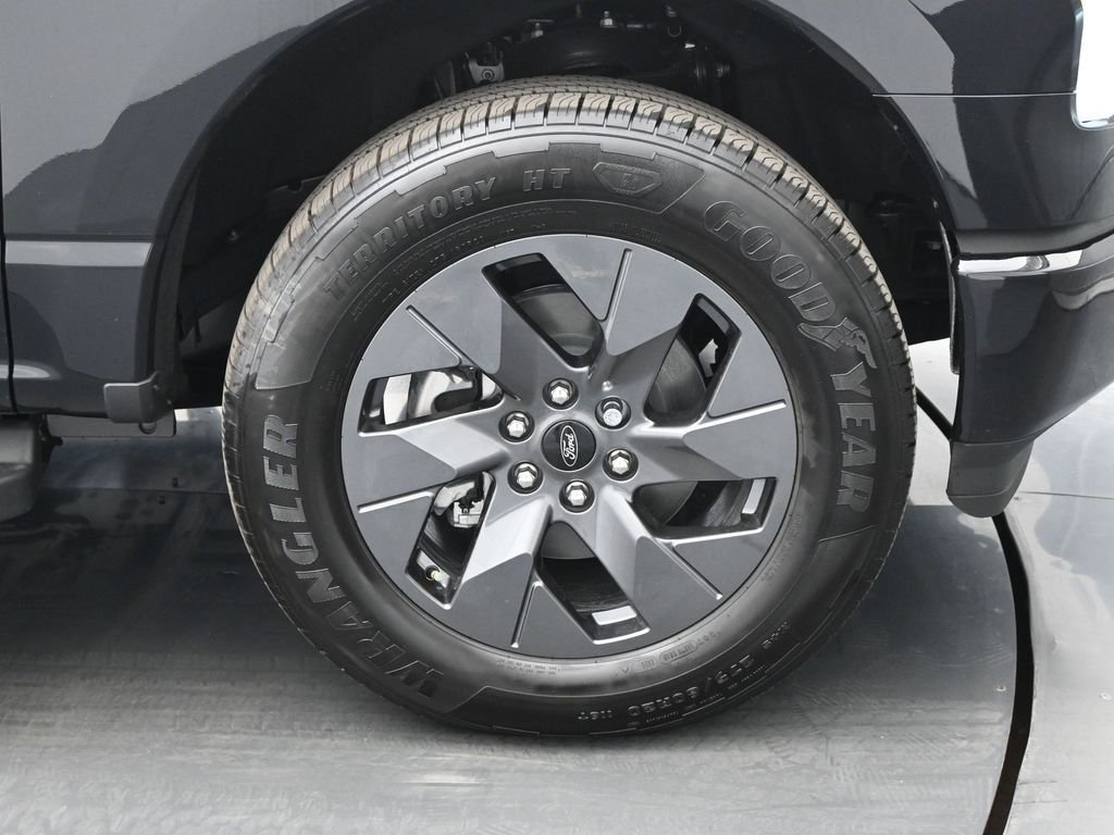 2025 Ford F-150 Lightning Flash - Photo 23
