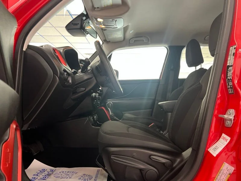 Used 2023 Red Jeep Latitude image 17