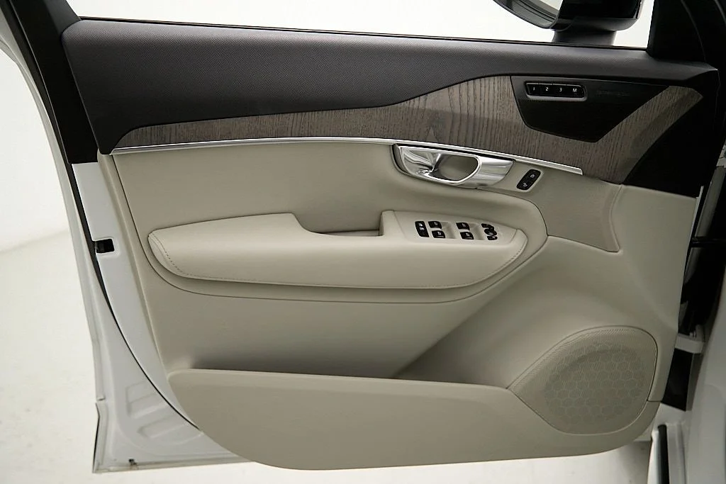 New 2023 Crystal White Volvo Plus image 10