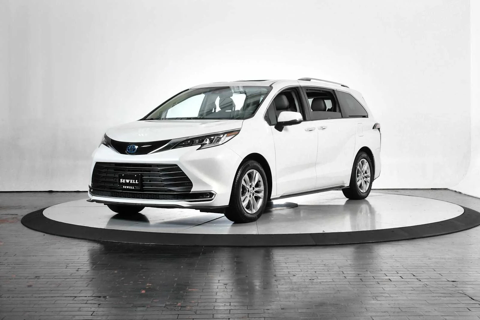 2022 Toyota Sienna Limited 7-Passenger Hybrid AWD's photo