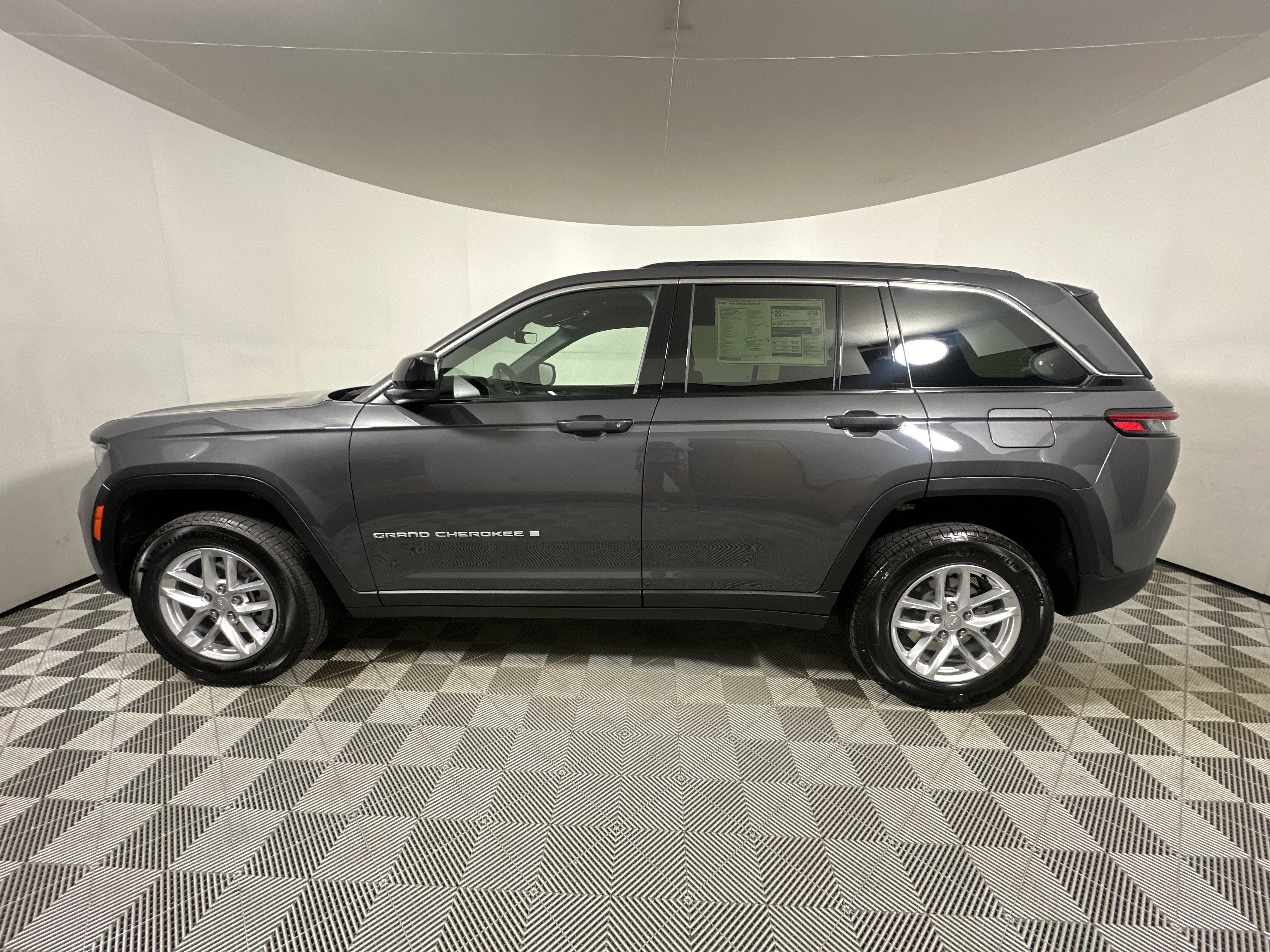 New 2026 Baltic Gray Metallic Clear-Coat Exterior Paint Jeep Laredo X image 4
