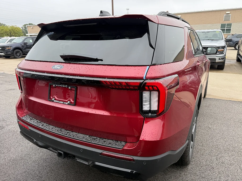 New 2027 Ruby Red Metallic Tinted Clearcoat Ford ST-Line image 3