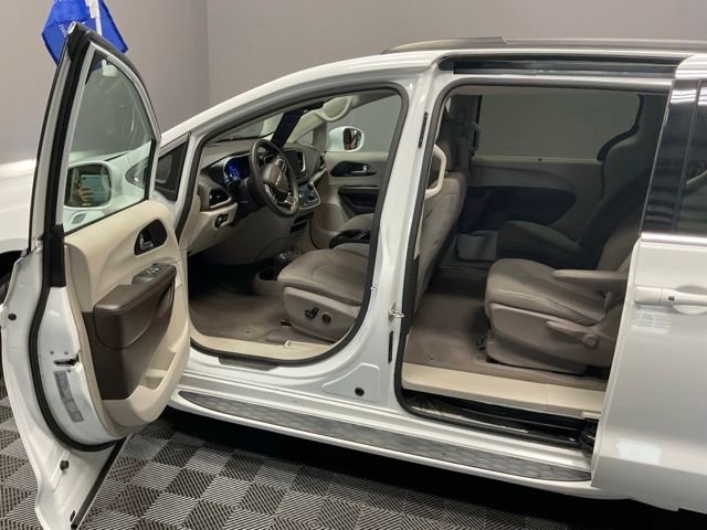 Certified Used 2021 Bright White Clearcoat Chrysler Touring image 13