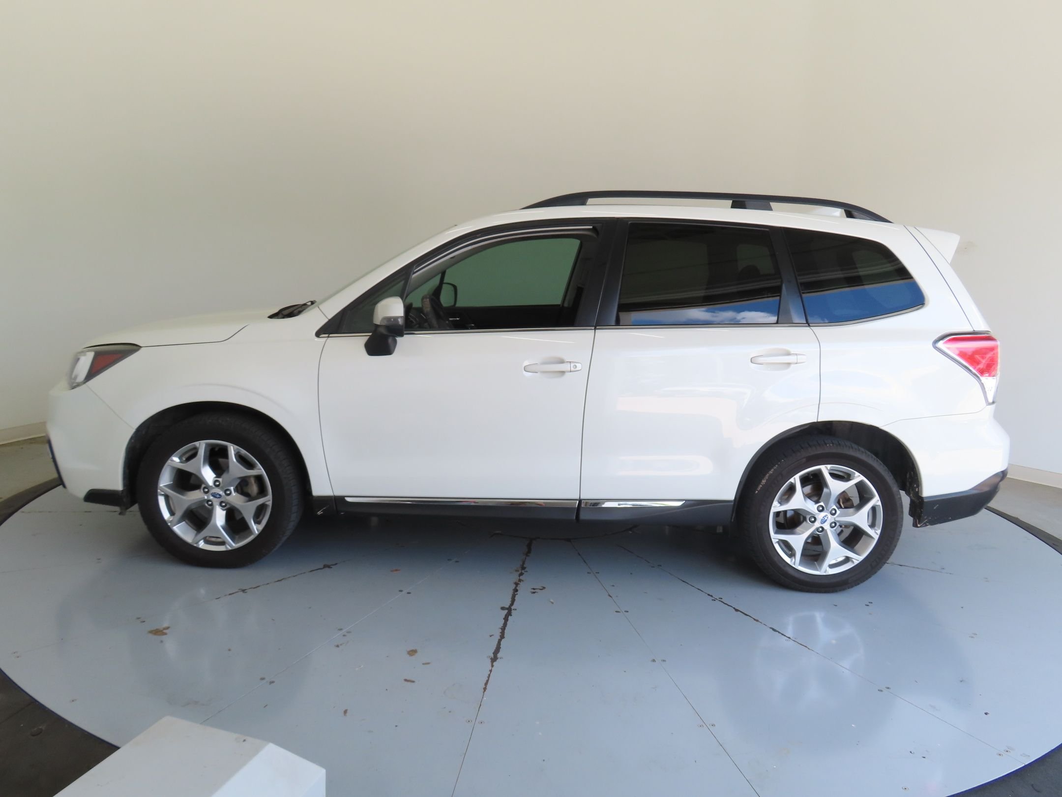 Used 2017 White Subaru 2.5i Touring image 7