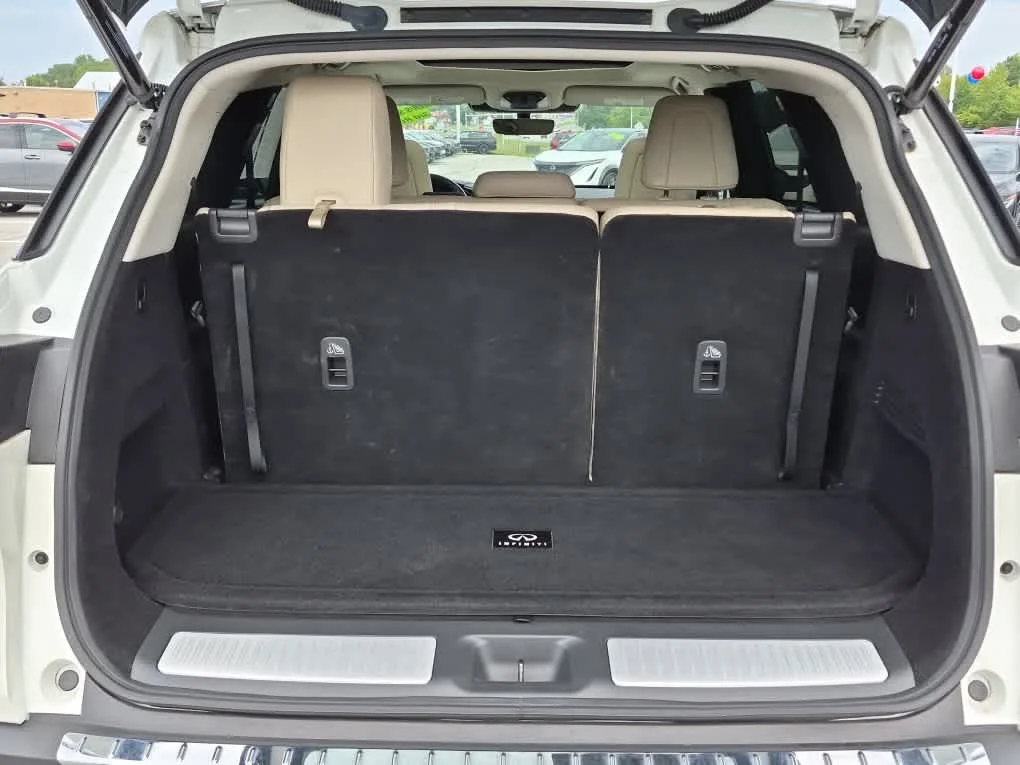 Used 2023 Majestic White INFINITI LUXE image 22