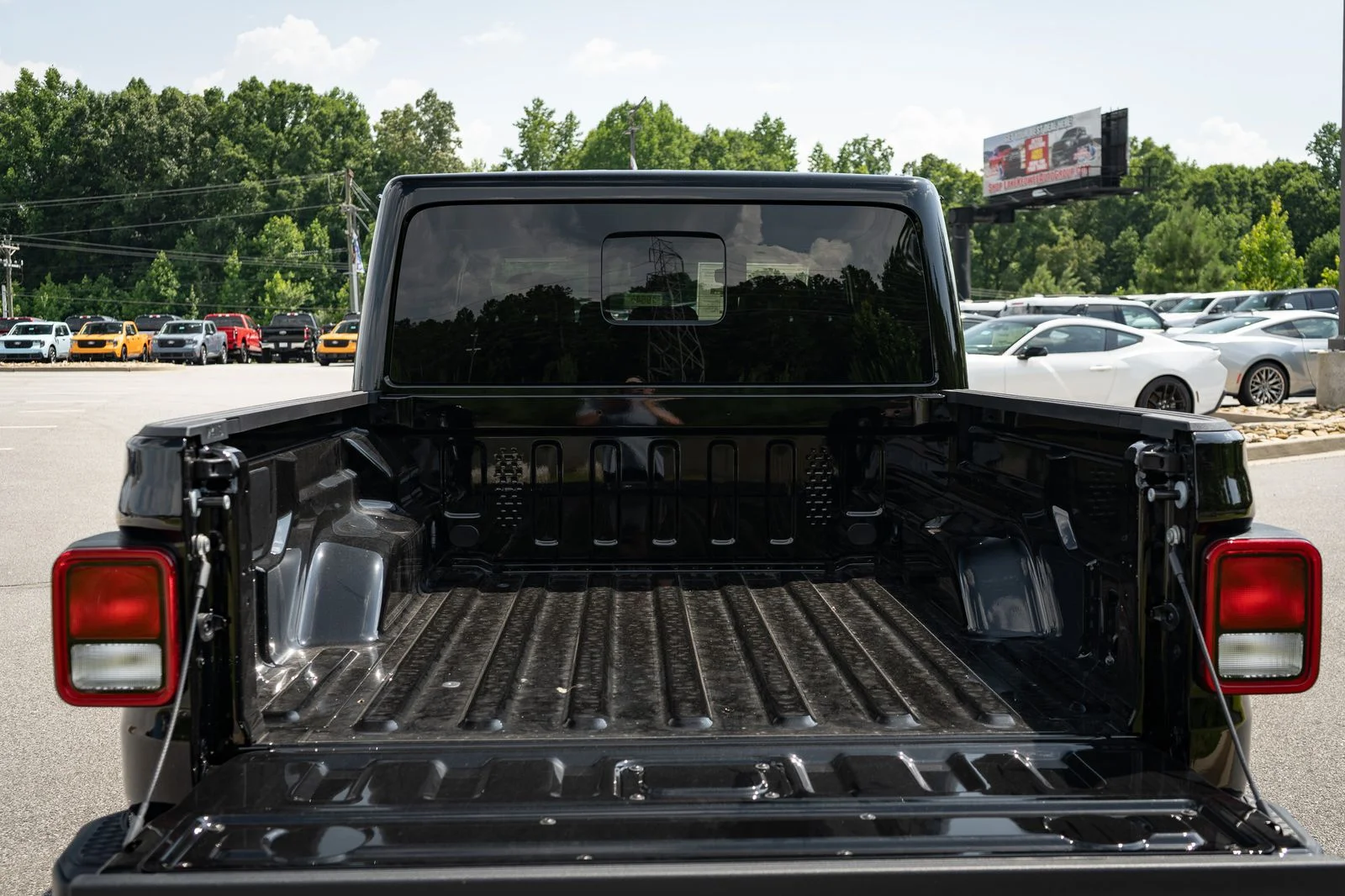 New 2026 Black Clear-Coat Exterior Paint Jeep Sahara image 9