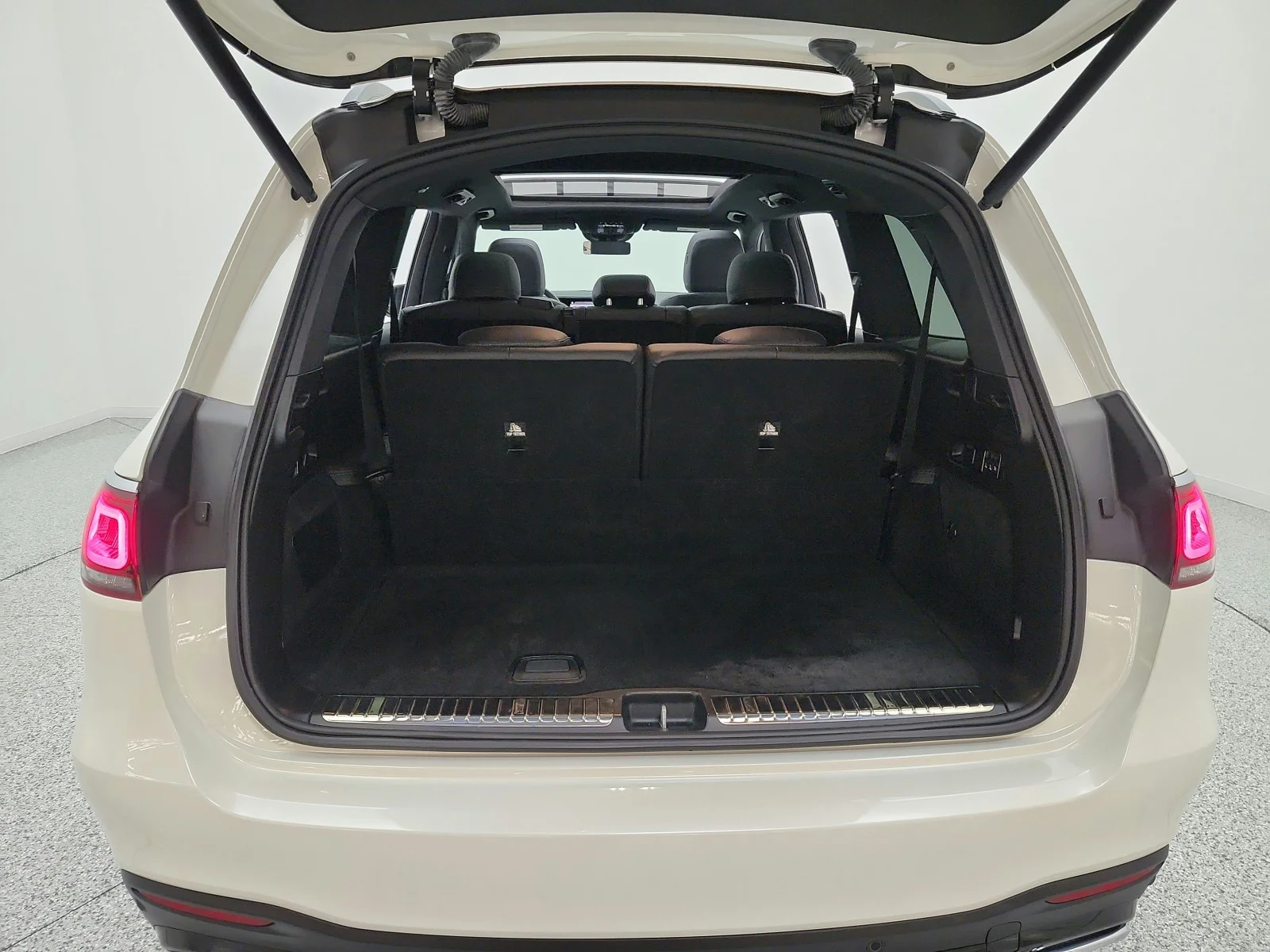 Used 2023 MANUFAKTUR Diamond White Metallic Mercedes-Benz GLS 450 4MATIC® SUV image 29
