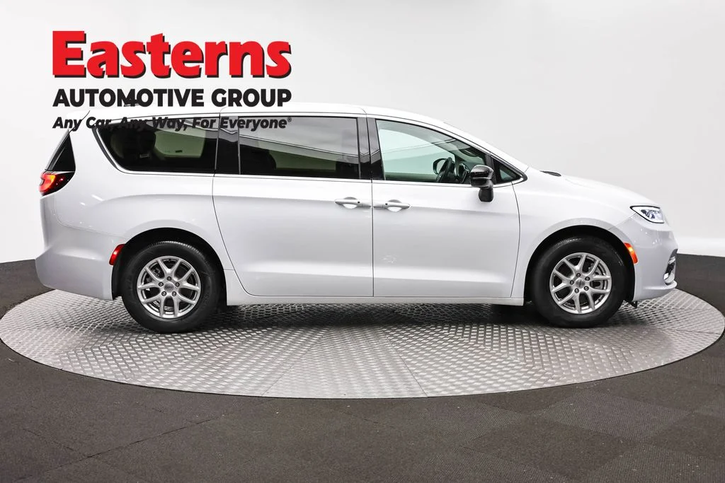Used 2024 White Chrysler Touring L image 4