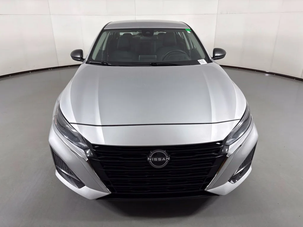 Used 2024 Silver Nissan 2.5 SV image 3