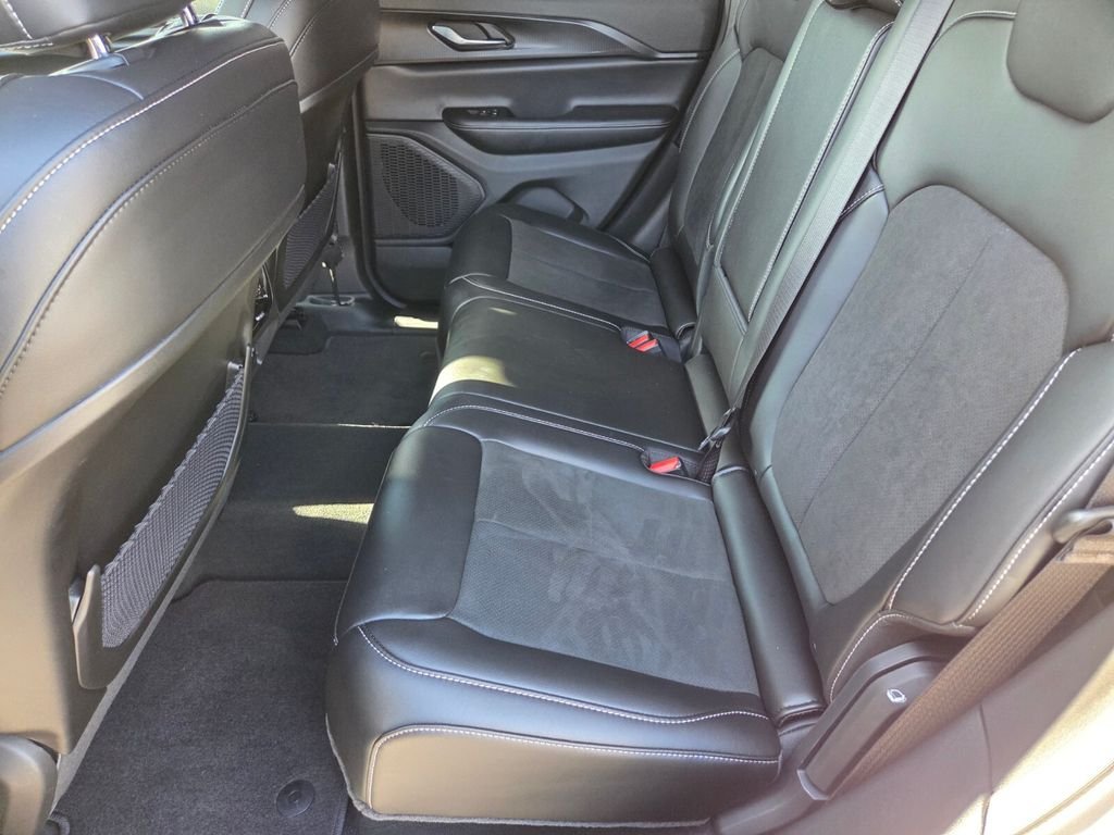 Used 2025 White/off-white Jeep  image 15
