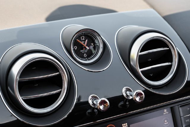 Used 2019 Black Crystal over Cricket Ball Bentley V8 image 38