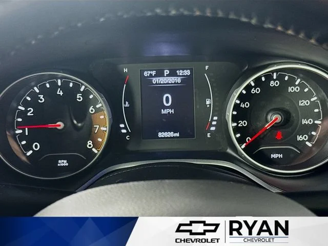 Used 2018 Silver Jeep Latitude image 12