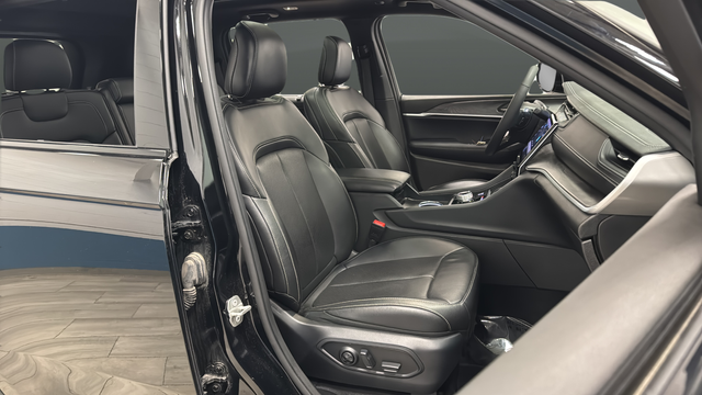 Used 2024 Diamond Black Crystal Pearlcoat Jeep Limited image 23