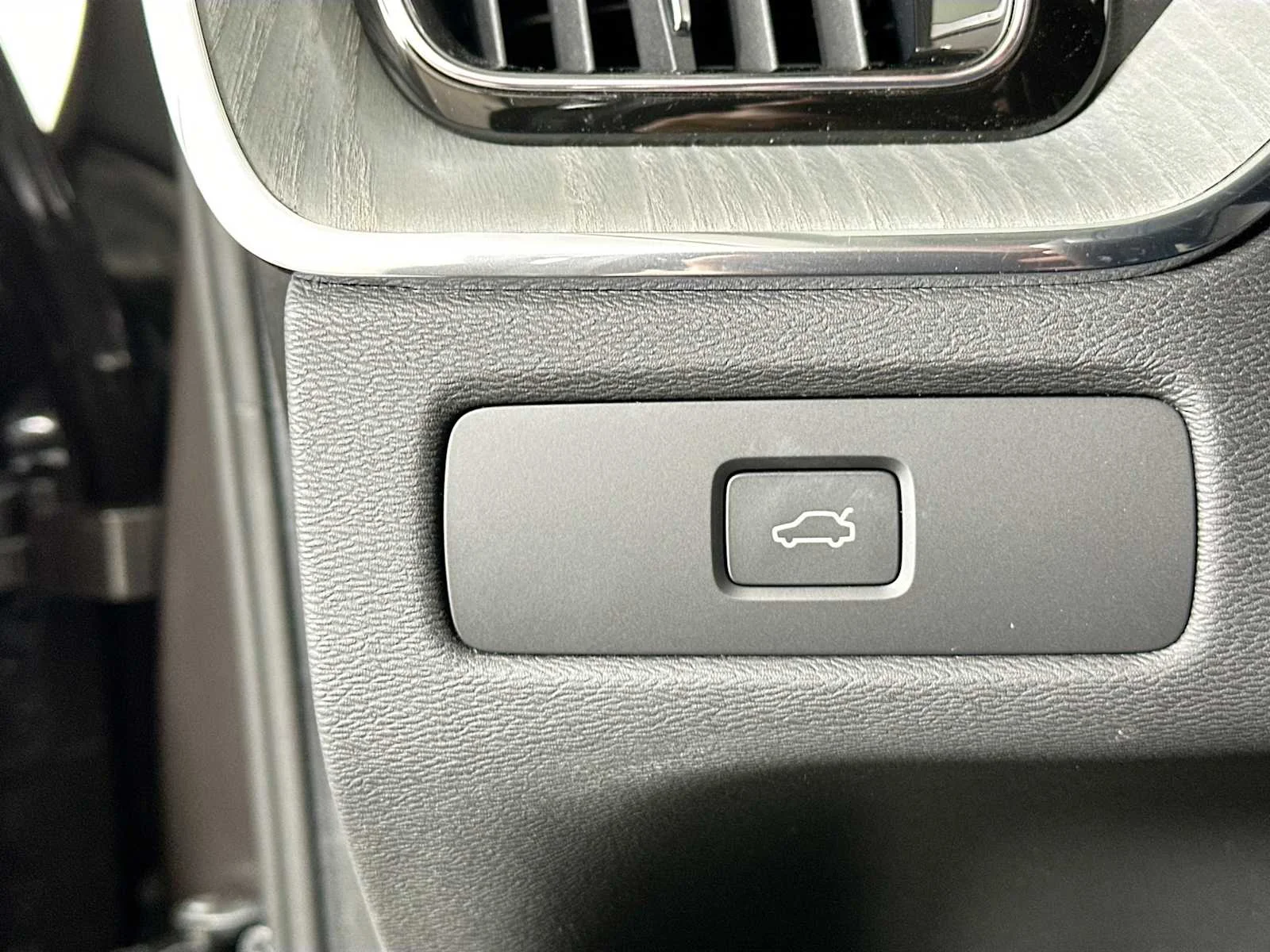 Certified Used 2025 Platinum Grey Volvo Plus image 8