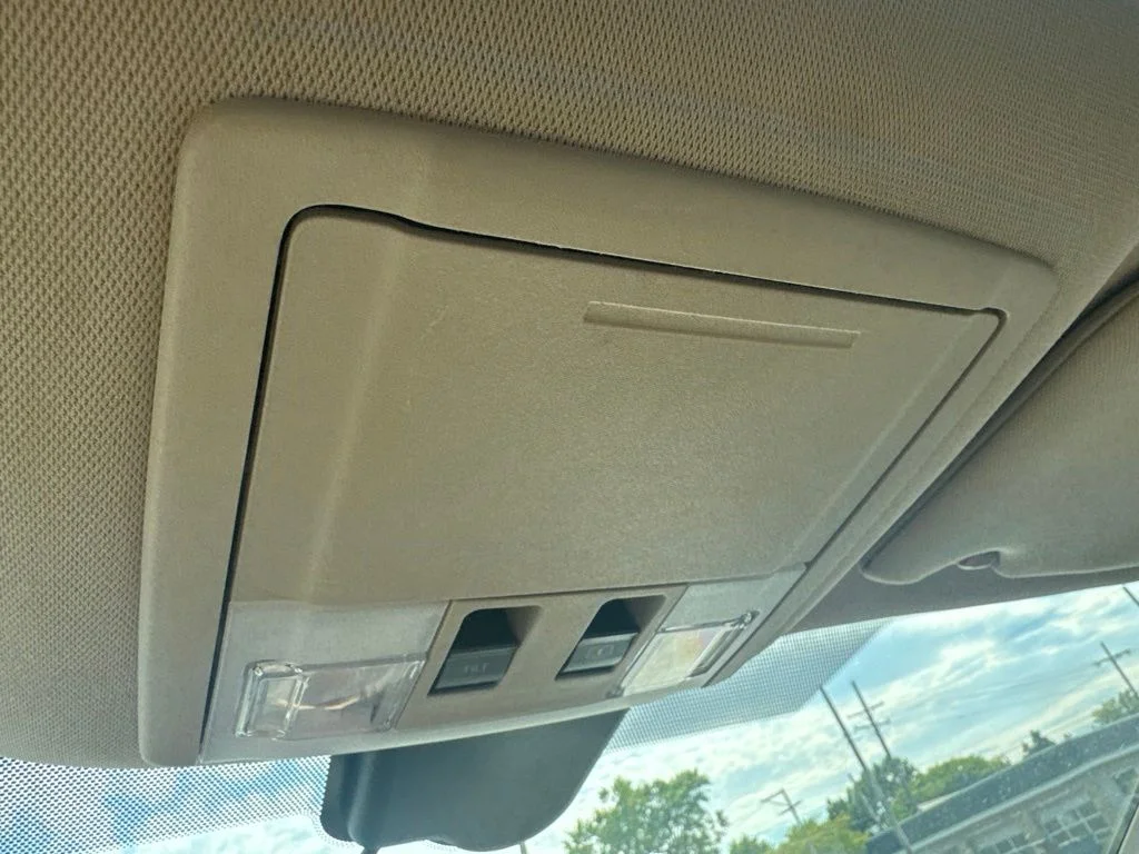 Used 2015 White Lincoln Base image 25