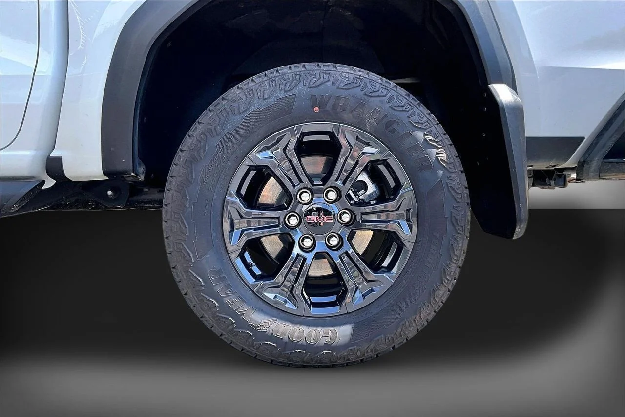 Used 2025 White GMC Elevation image 33