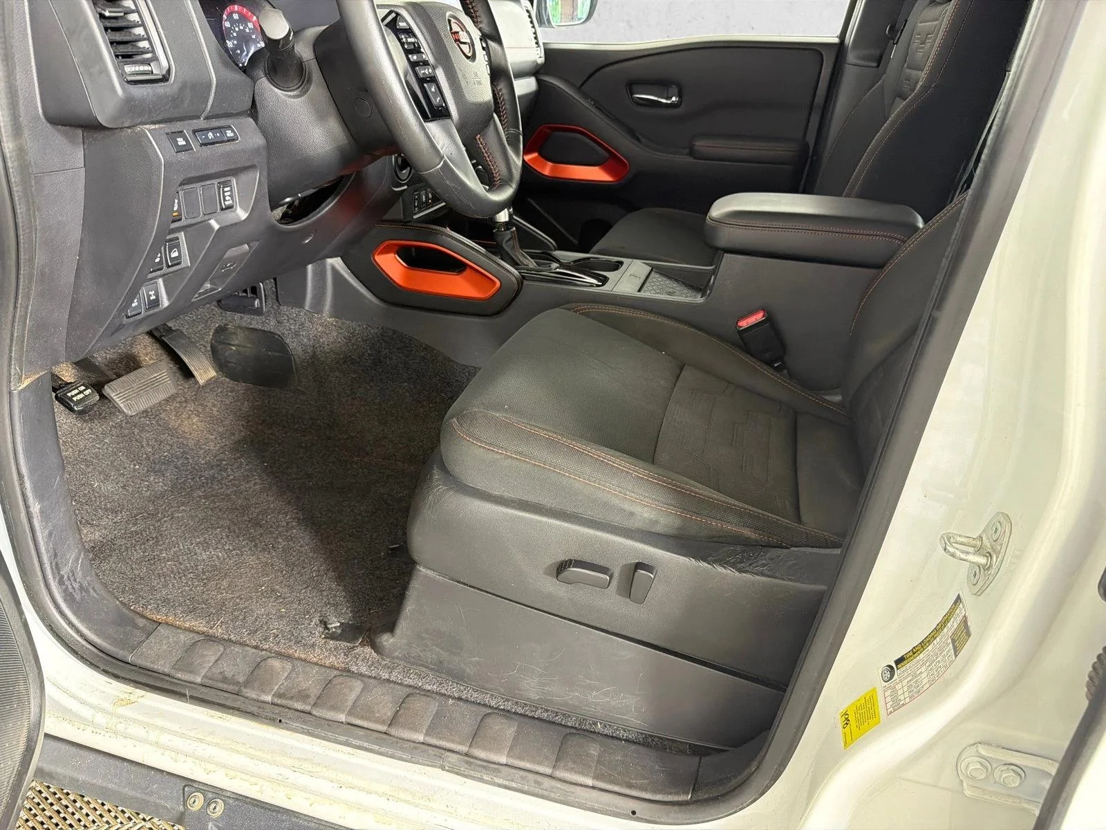 Used 2022 Whtie Nissan PRO-4X image 9