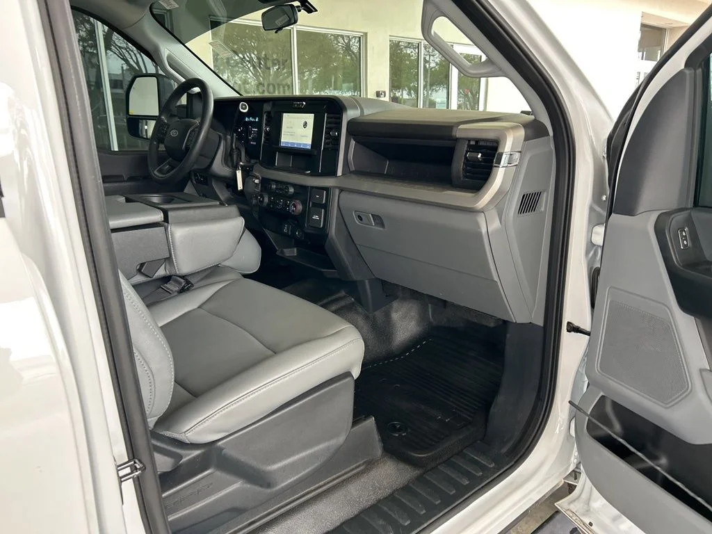 Used 2025 White Ford XL image 27