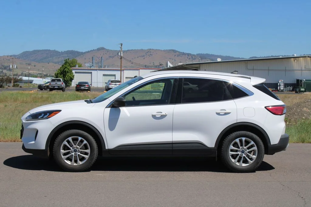 Used 2022 Oxford White Ford SE image 3