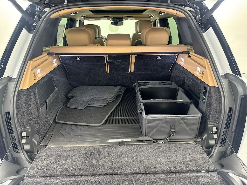 New 2026 Ostuni Pearl White Land Rover Autobiography image 28