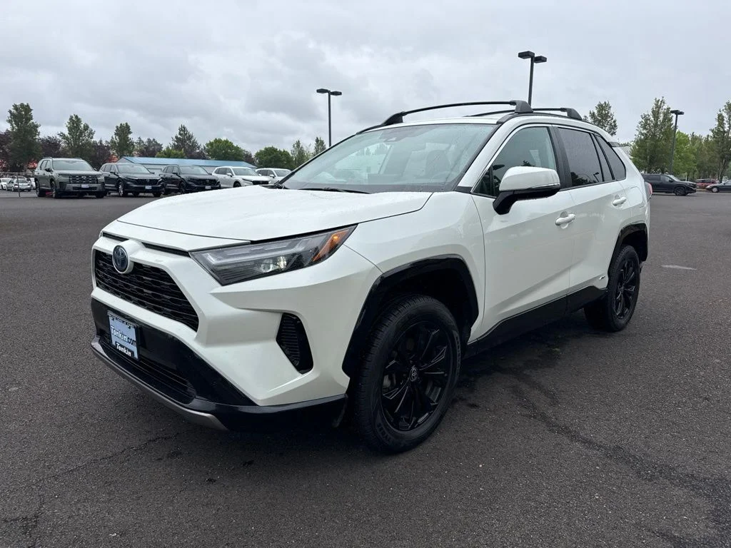 Used 2022 Blizzard Pearl Toyota SE image 3
