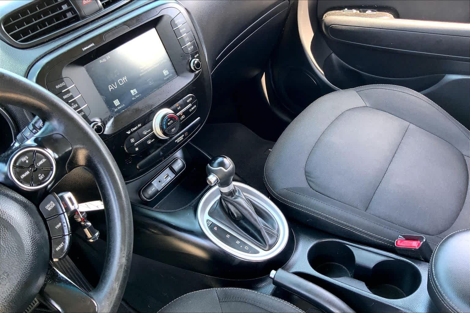 Used 2018 Mysterious Blue Kia + image 16