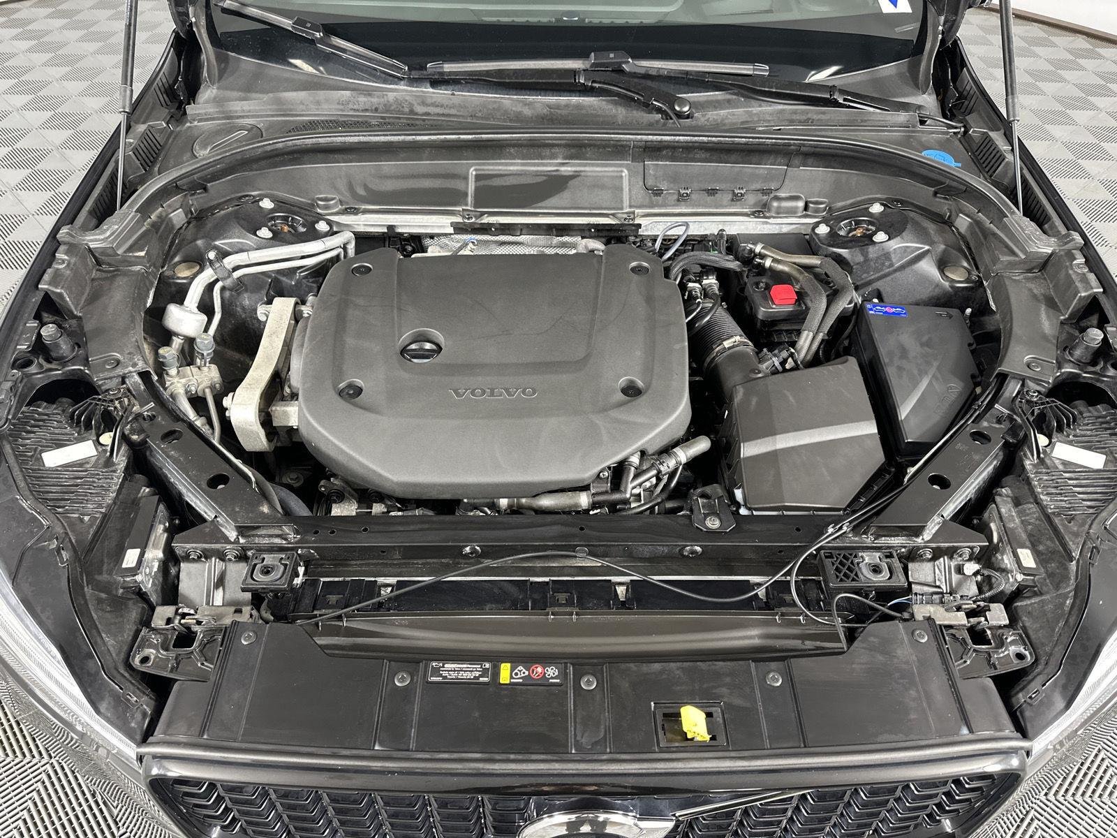 Used 2023 Onyx Black Metallic Volvo Ultimate Dark Theme image 2