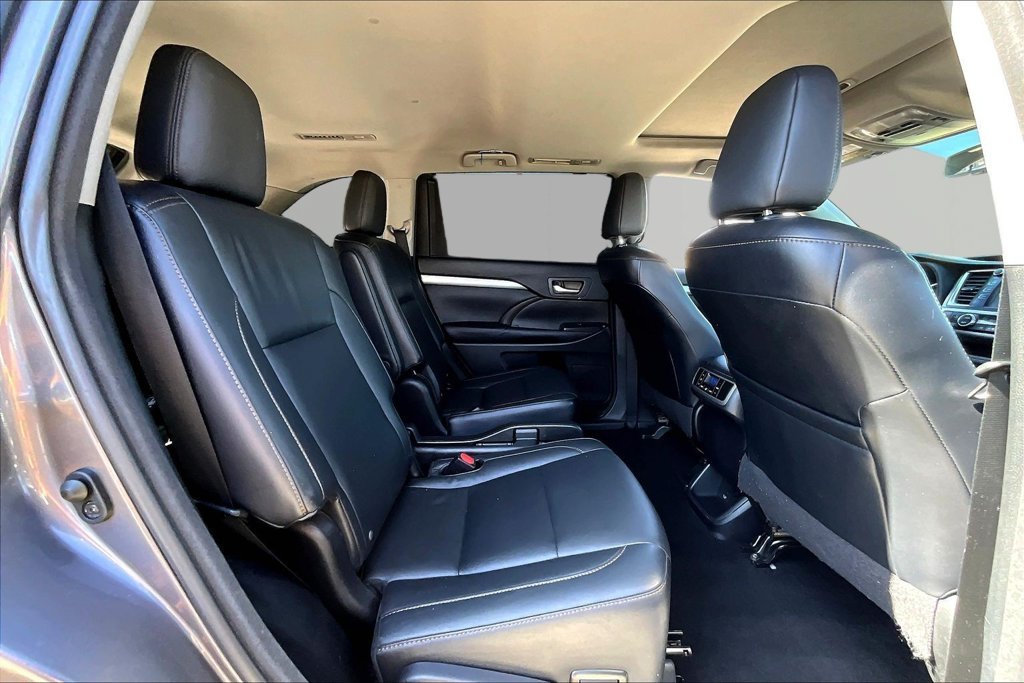 Used 2016 Gray Toyota XLE V6 image 24