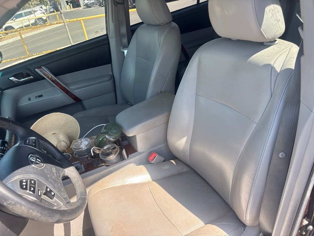 Used 2012  Toyota Limited image 18