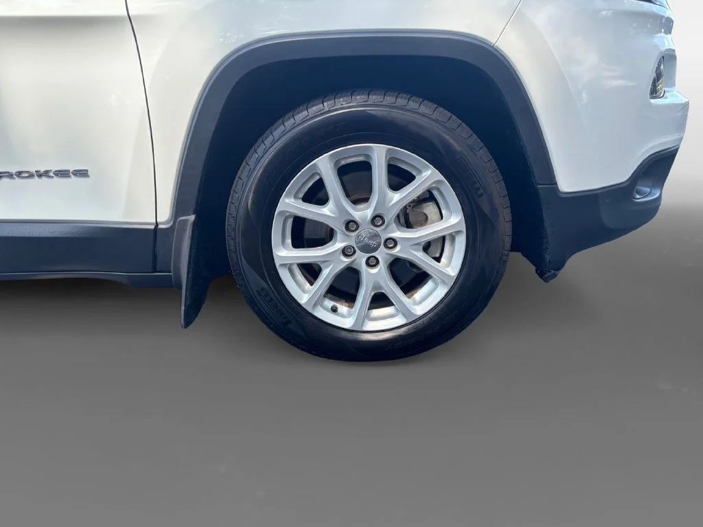Used 2017 White Jeep Latitude image 16