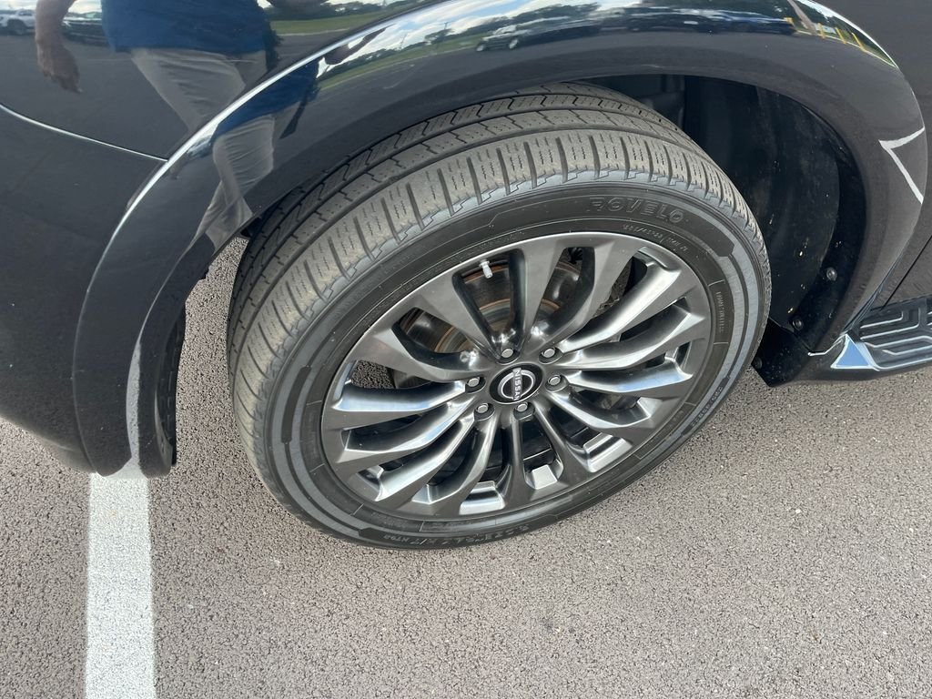 Used 2021 Black Nissan Platinum image 9