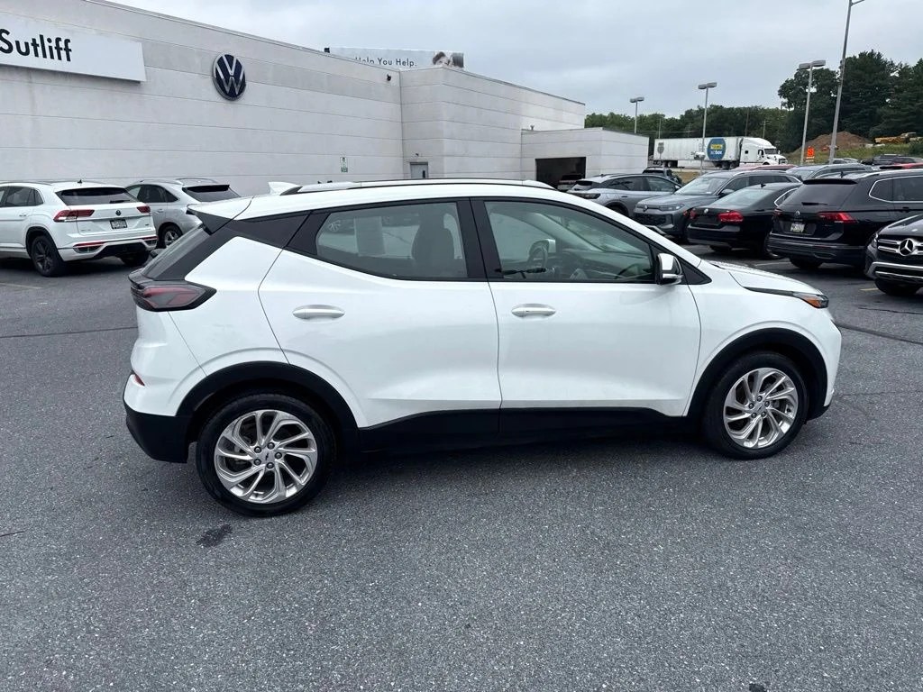 Used 2022 Summit White Chevrolet LT image 30
