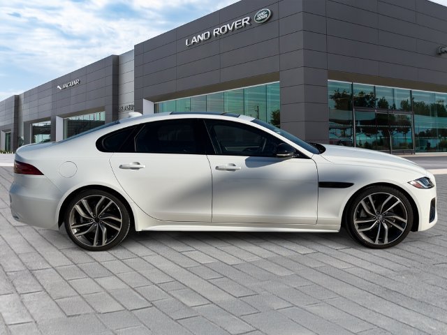 Used 2024  Jaguar R-Dynamic SE image 6