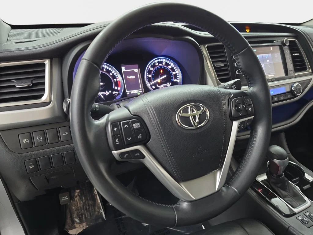 Used 2017 Silver Toyota SE image 19