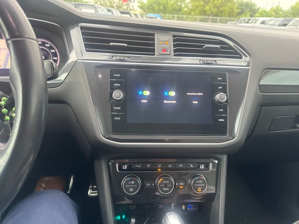 Used 2018 Blue Volkswagen 2.0T SEL Premium image 37