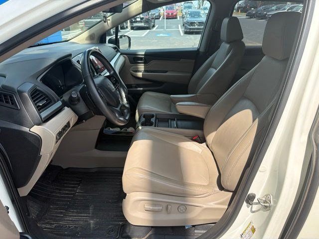 Used 2018 White Diamond Pearl Honda Touring image 11