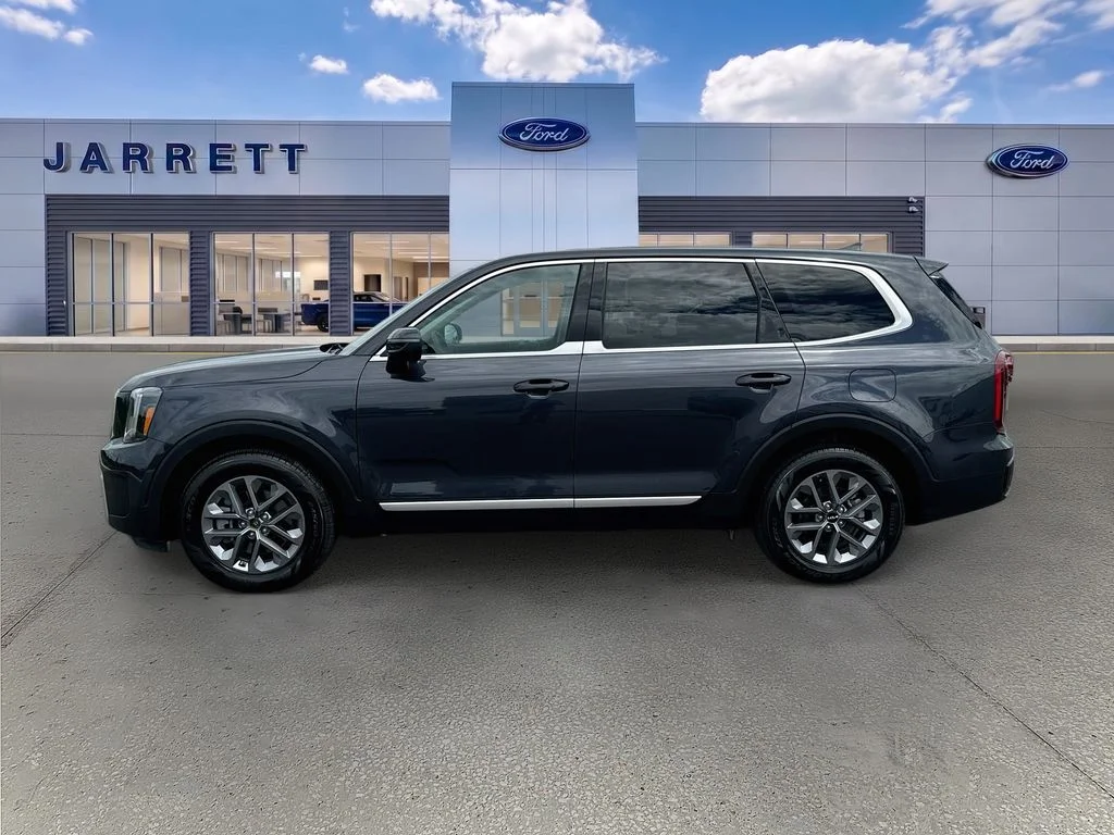 Certified Used 2025 Gray Kia LX image 4