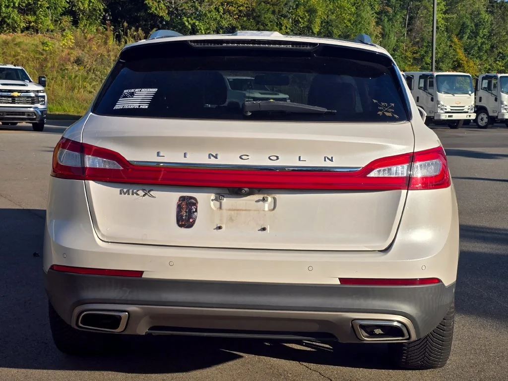 Used 2018 White Lincoln Reserve image 3