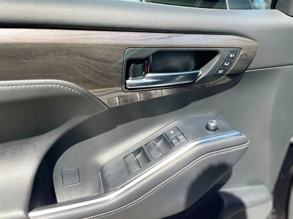 Used 2020 Amber Toyota Platinum image 9
