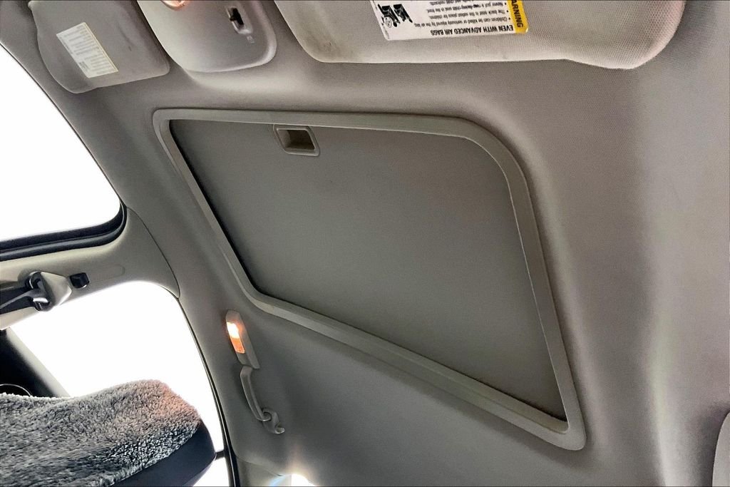 Used 2007 White Pontiac Base image 4
