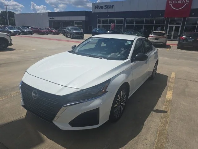 Used 2025 White Nissan 2.5 SV image 3