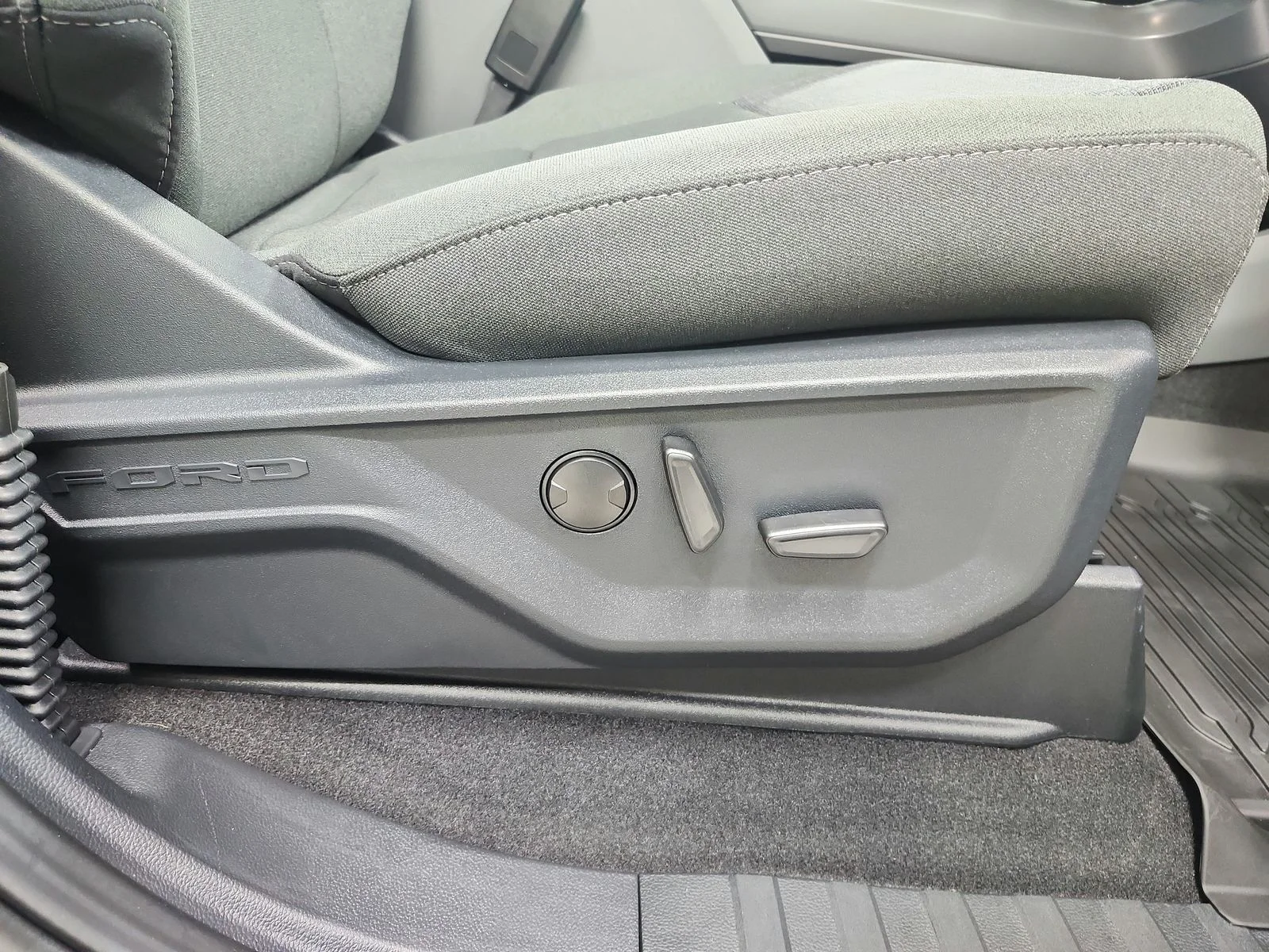 New 2026 Agate Black Metallic Ford XLT image 38