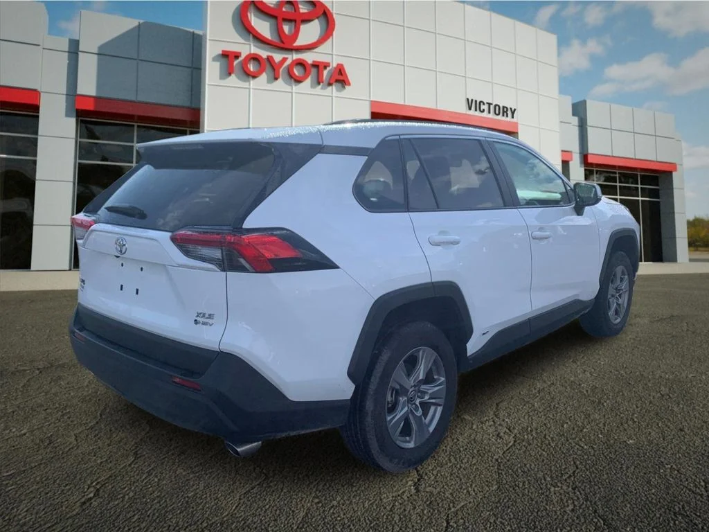 Used 2025 White Toyota XLE image 3