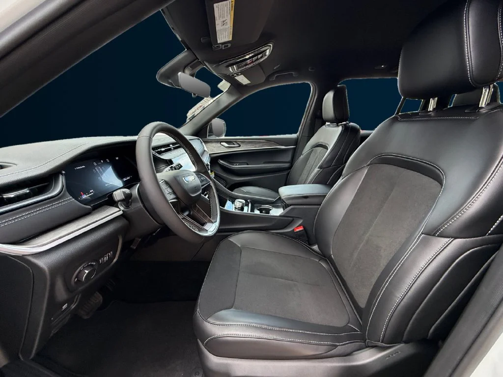 New 2027 White/off-white Jeep Laredo Altitude image 10