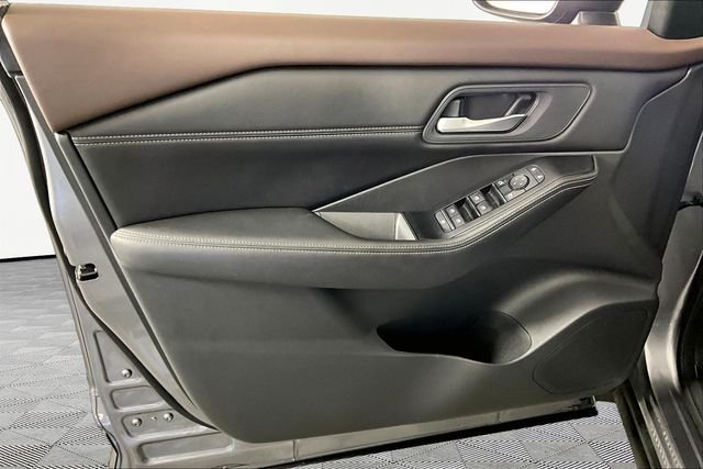 Used 2022 Gray Nissan SV image 19