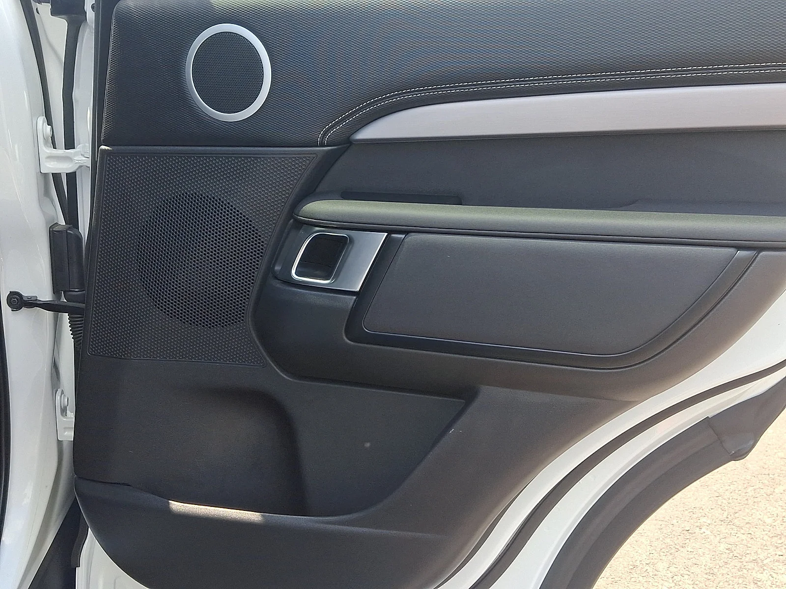 Used 2025 Fuji White   1Aa Land Rover Dynamic SE image 19
