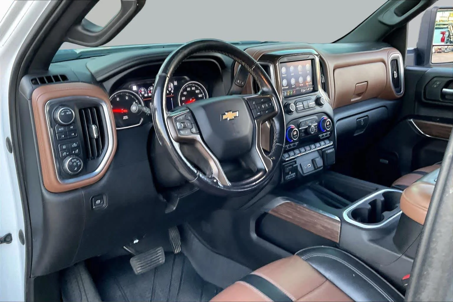 Used 2022 Iridescent Pearl Tricoat Chevrolet High Country image 15